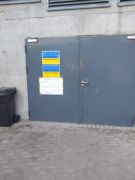 Drzwi do magazynu składowania darów obywatelom Ukrainy