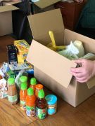 Pakowanie zebranych darów obywatelom Ukrainy.