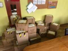 Spakowane kartony z darami obywatelom Ukrainy.
