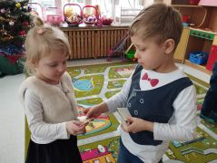 Dzieci dzielą się opłatkiem