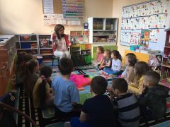 Pisarka Katarzyna Janowicz-Timofiejew w grupie Słoneczniki