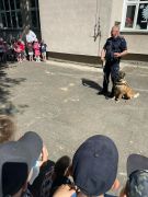 Policjant z psem policyjnym