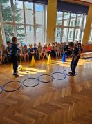 Dzieci biorą udział w niebieskich igrzyskach