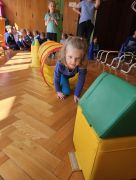 Dzieci biorą udział w niebieskich igrzyskach